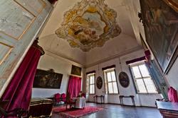 einer der Bettzimmern inneren der venetische Villa, das rotes Zimmer