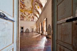 By coming in the hall of the venetian villa