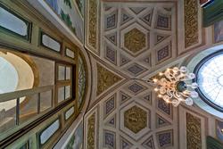 Soffitto decorato e lampadario in villa settecentesca in Veneto