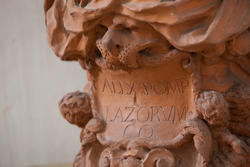 Scritta sul busto in cotto all'entrata della villa veneta
