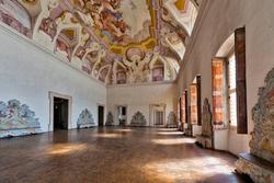 Vista del salone con finestre, villa veneta Pompei