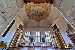 Soffitto decorato e finestre di uno dei saloni della villa veronese settecentesca