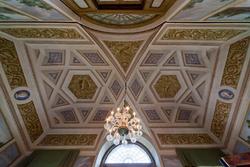 soffitto decorato con lampadario in sala da pranzo in villa settecentesca in veneto